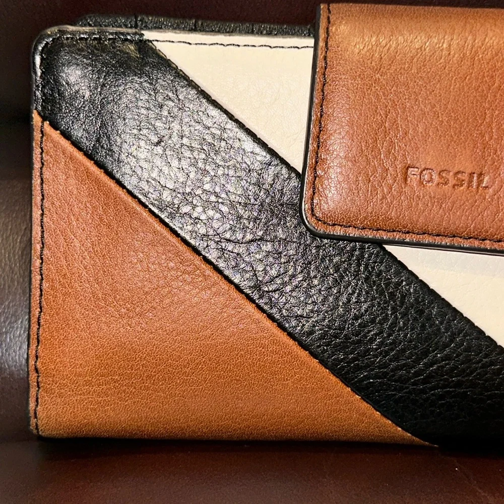 Fossil Madison Leather Wallet - Picture 2 of 16